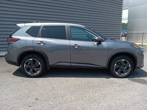 Used 2024 Nissan Rogue SV FWD image 2