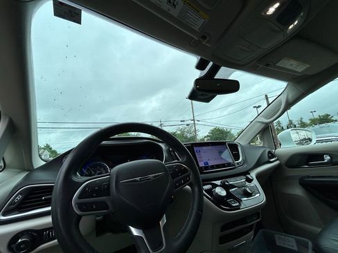 Used 2022 Chrysler Pacifica Touring-L FWD image 15