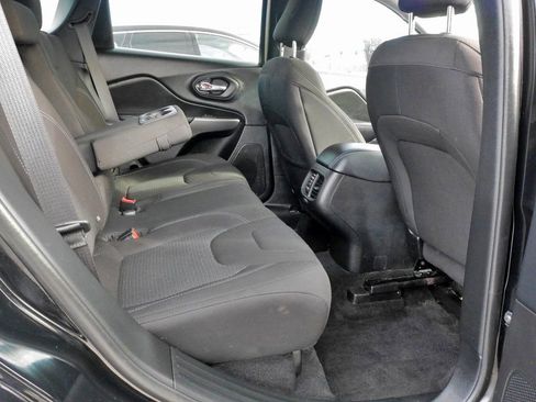 Used 2019 Jeep Cherokee Latitude w/ Cold Weather Group image 19