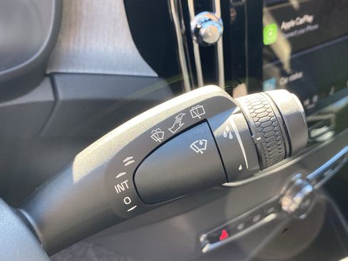 Used 2025 Volvo XC40 B5 Core image 36