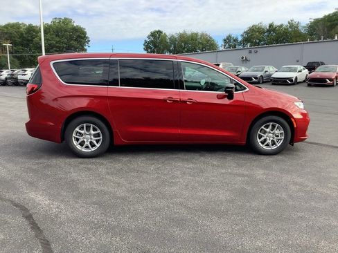 New 2026 Chrysler Pacifica Select image 3