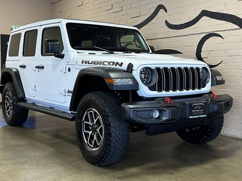 Used 2025 Jeep Wrangler Unlimited Rubicon w/ Convenience Group AWD/4WD image 9