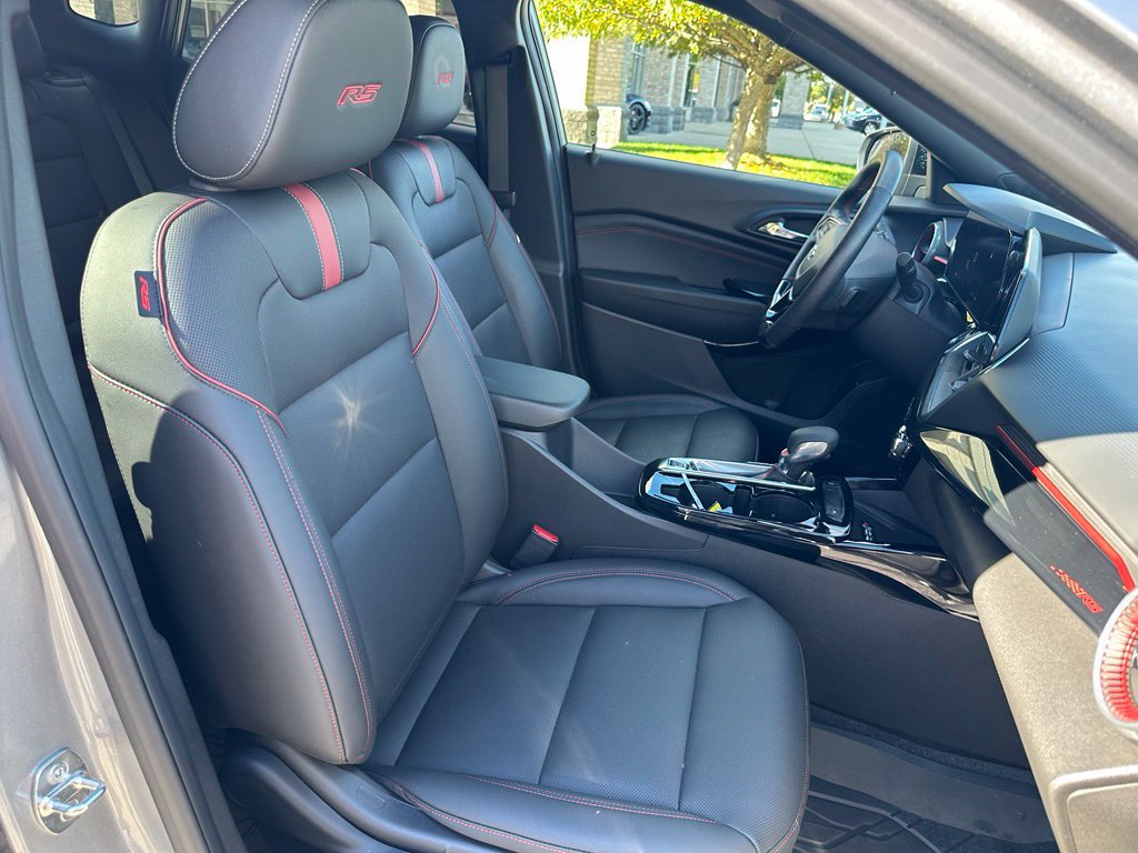 Used 2024 Chevrolet Trax RS w/ Sunroof Package FWD image 30