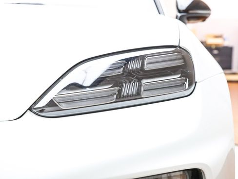 Used 2025 Porsche Macan Electric image 11