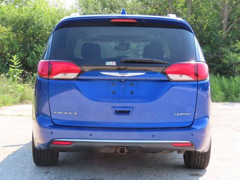 Used 2019 Chrysler Pacifica Limited w/ Tire & Wheel Group FWD image 5