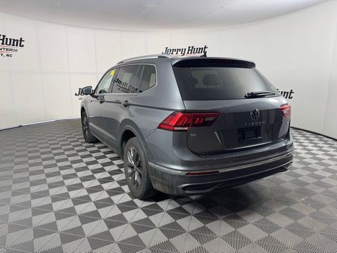 Used 2023 Volkswagen Tiguan SE w/ Panoramic Sunroof Package image 11
