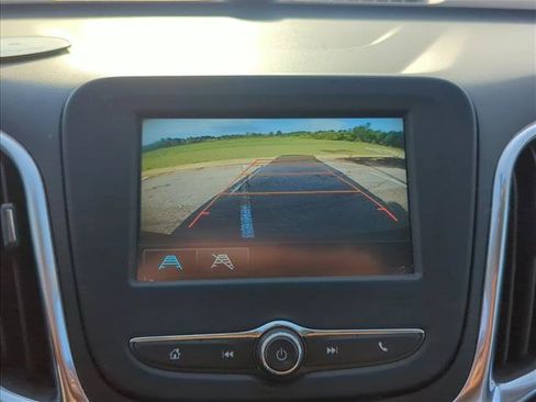 Used 2018 Chevrolet Equinox LT FWD image 12