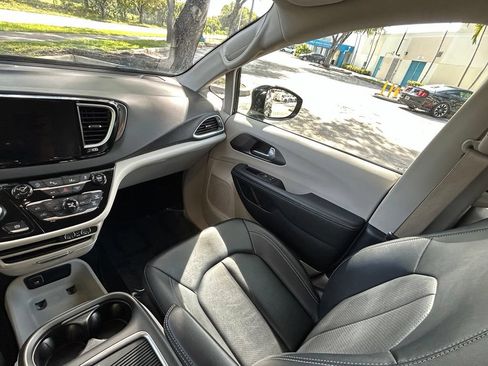 Certified 2024 Chrysler Pacifica Touring-L FWD image 11