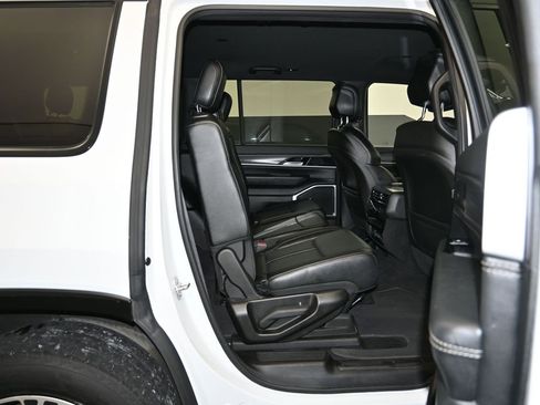 Used 2024 Jeep Wagoneer Series II w/ Flexible Seating Group image 28