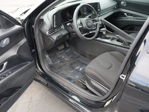 Used 2023 Hyundai Elantra SE FWD image 13