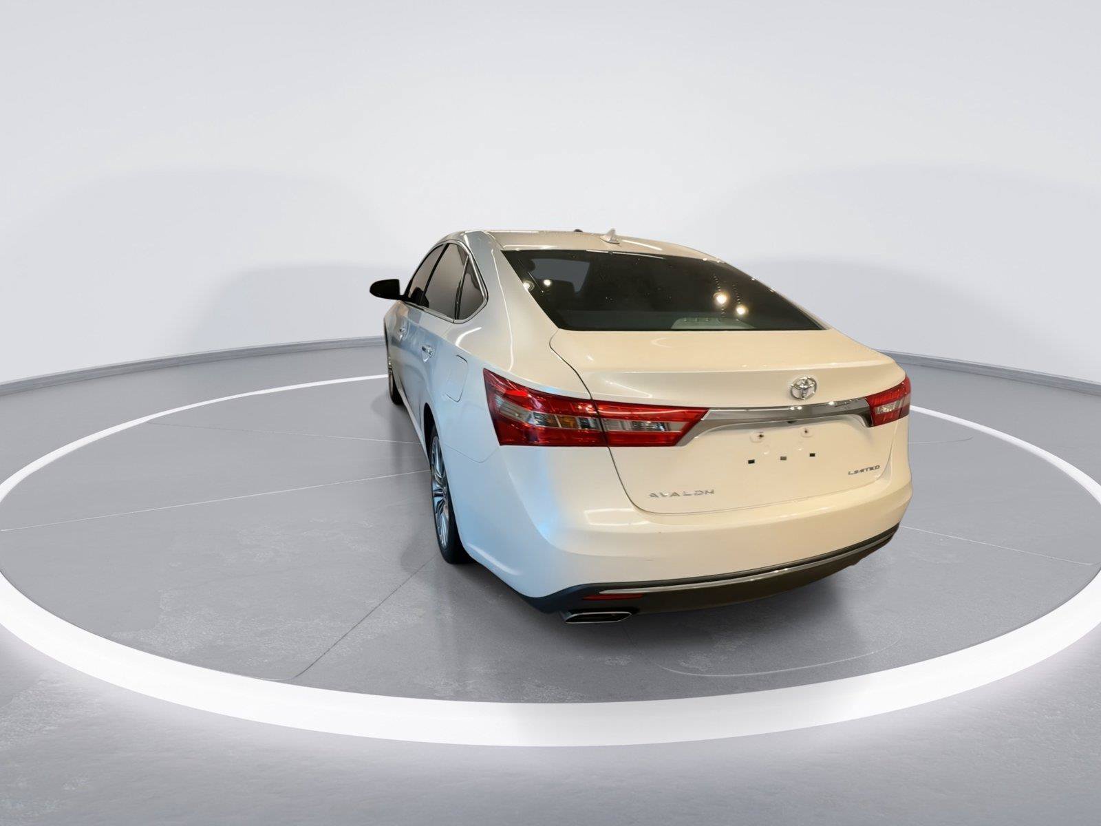 Used 2018 Toyota Avalon Limited FWD image 6