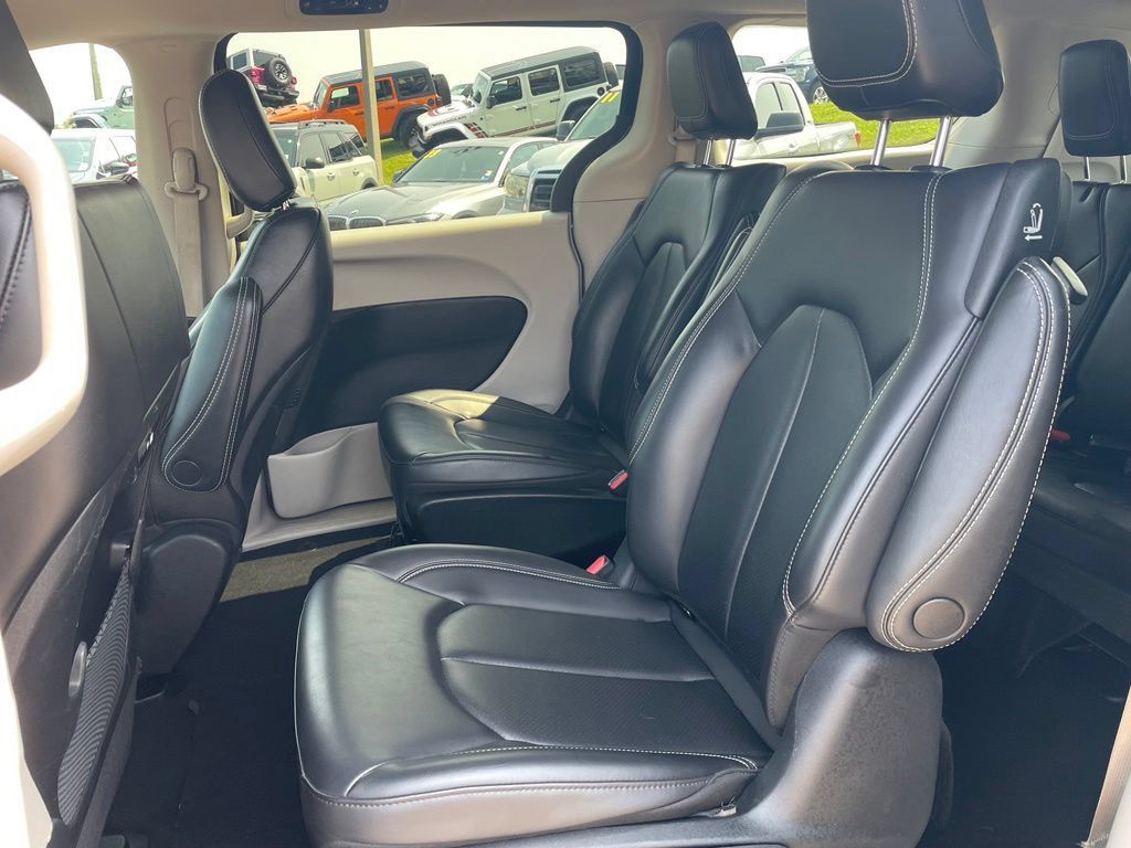 Used 2023 Chrysler Pacifica Touring-L FWD image 7