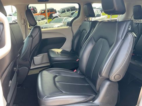 Used 2023 Chrysler Pacifica Touring-L FWD image 7
