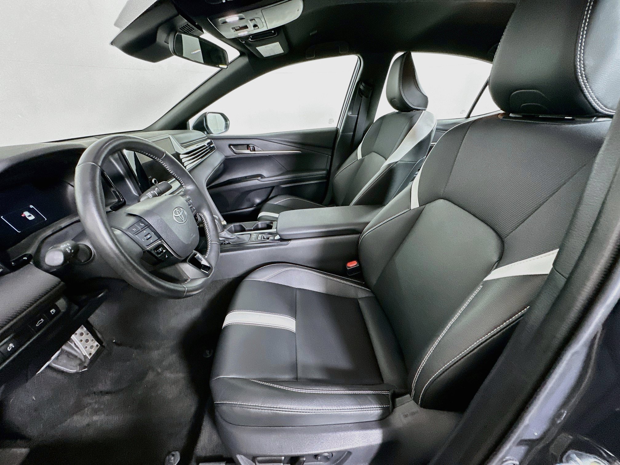Used 2025 Toyota Camry SE FWD image 13
