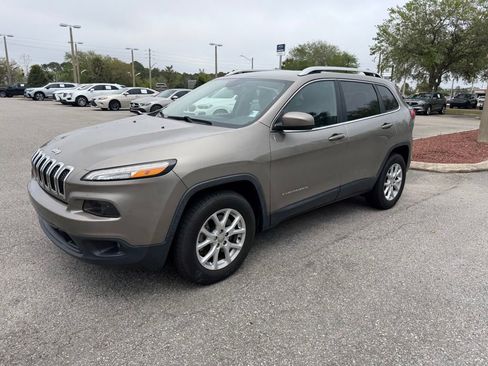Used 2017 Jeep Cherokee Latitude w/ Trailer Tow Group AWD/4WD image 12