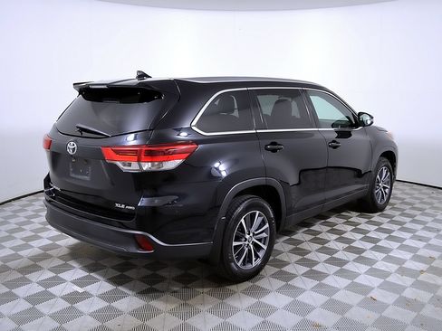Used 2019 Toyota Highlander XLE AWD/4WD image 7