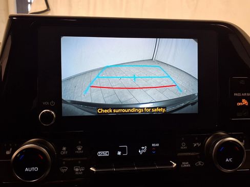 Used 2023 Toyota Highlander XLE image 14