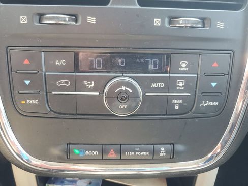Used 2016 Chrysler Town & Country Touring FWD image 18