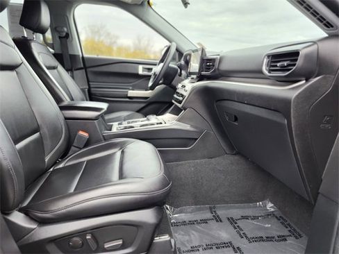 Certified 2022 Ford Explorer XLT w/ Equipment Group 202A image 11