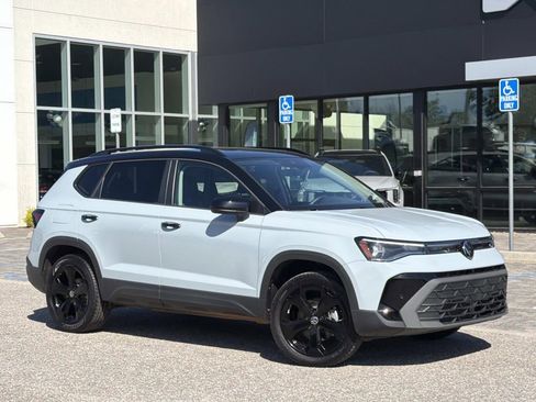 Used 2025 Volkswagen Taos SE image 1