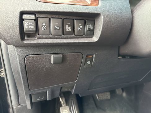 Used 2017 Toyota Sienna Limited image 10