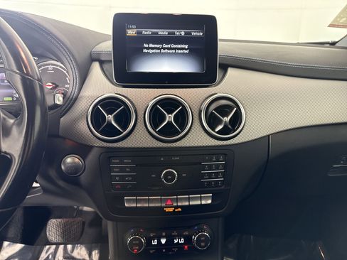 Used 2017 Mercedes-Benz B 250e image 25