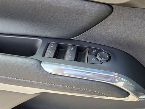 Used 2025 Chevrolet Traverse LT image 17