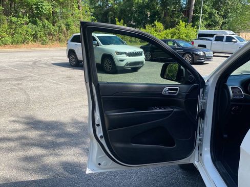 Used 2019 Jeep Grand Cherokee Altitude AWD/4WD image 11