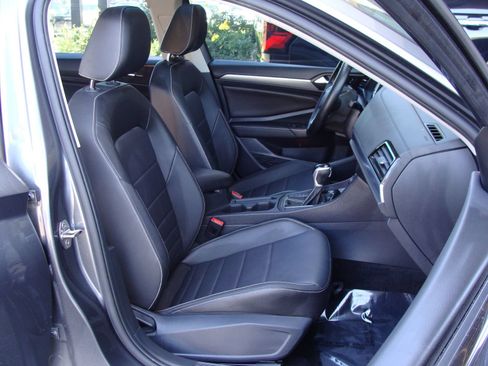 Used 2022 Volkswagen Jetta SE FWD image 33