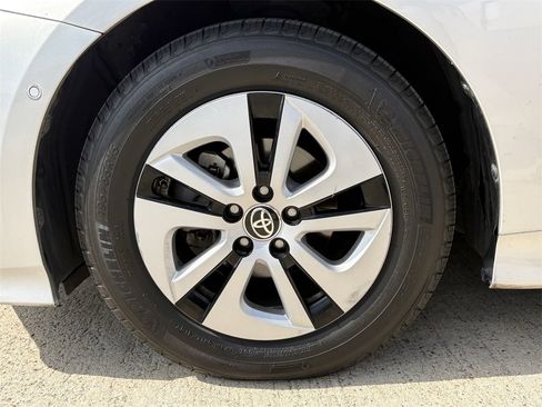 Used 2018 Toyota Prius Four image 9
