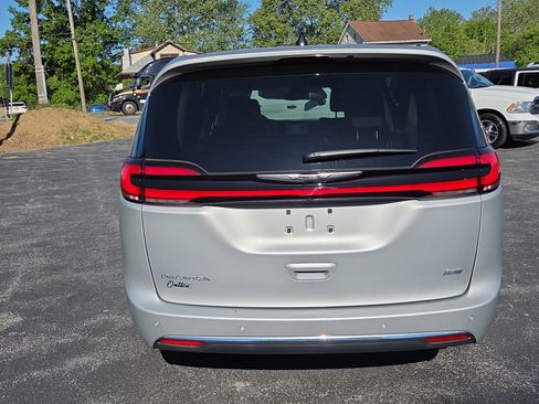 Used 2023 Chrysler Pacifica Touring-L AWD/4WD image 5