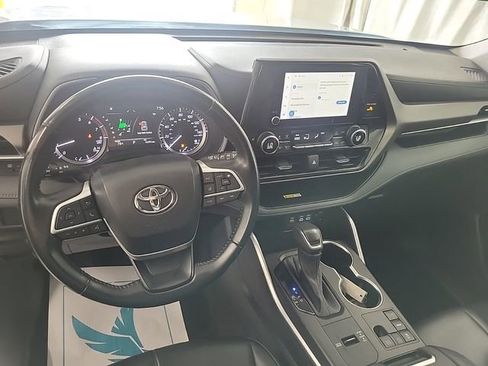 Used 2023 Toyota Highlander XLE FWD image 6