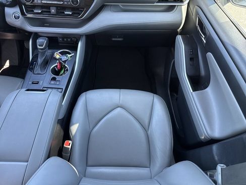 Used 2021 Toyota Highlander XLE FWD image 16