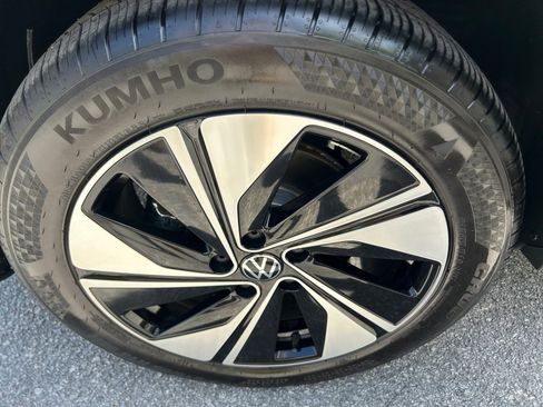 Used 2025 Volkswagen Taos SE w/ Panoramic Sunroof Package AWD/4WD image 27