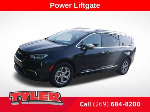 Used 2022 Chrysler Pacifica Limited AWD/4WD image 3