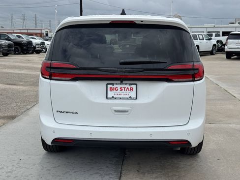 New 2026 Chrysler Pacifica Select FWD image 9