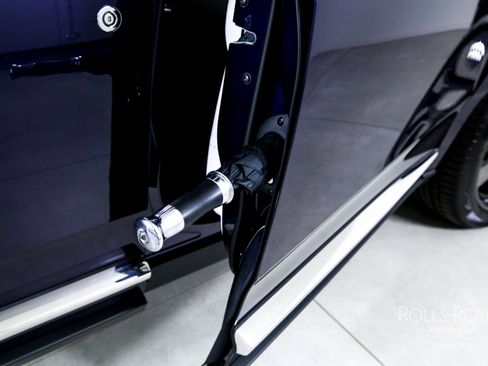 Used 2023 Rolls-Royce Cullinan image 20