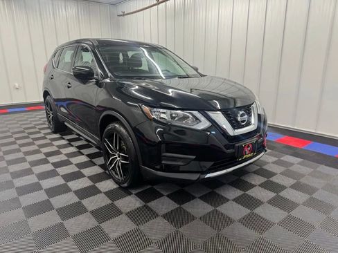 Used 2017 Nissan Rogue S image 2
