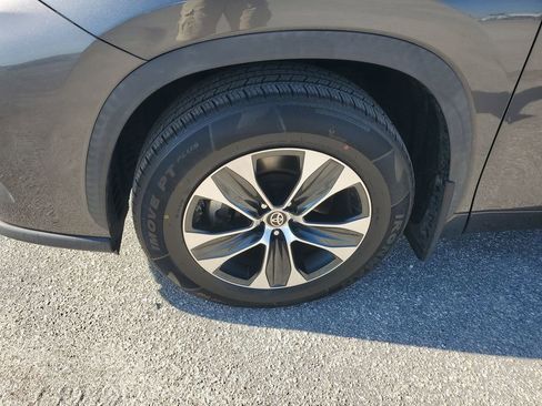 Used 2020 Toyota Highlander XLE image 17