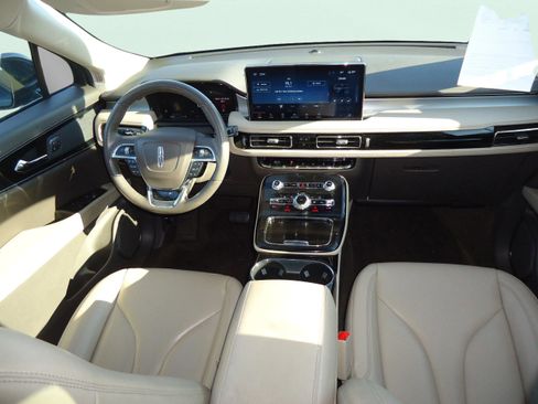 Used 2022 Lincoln Nautilus AWD w/ Premium Package image 10