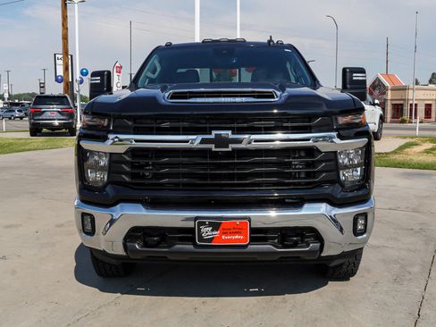Used 2024 Chevrolet Silverado 2500 LT AWD/4WD image 3