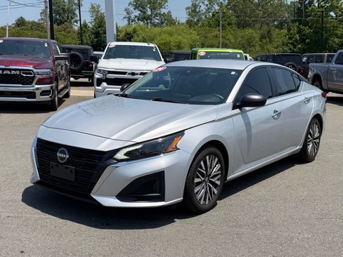 Used 2024 Nissan Altima 2.5 SV FWD image 8