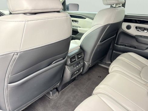 Used 2023 Honda Pilot Touring image 14