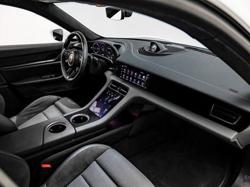 Used 2020 Porsche Taycan Turbo S image 43