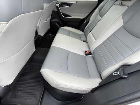 Used 2021 Toyota RAV4 XLE Premium image 16