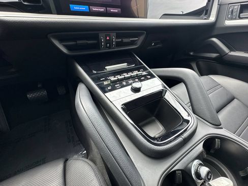 Used 2025 Porsche Cayenne E-Hybrid Coupe AWD/4WD image 32