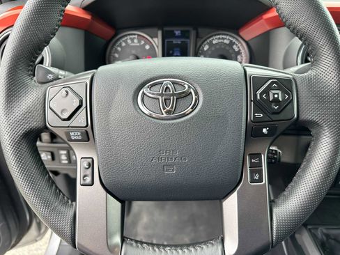 Used 2018 Toyota Tacoma SR image 21