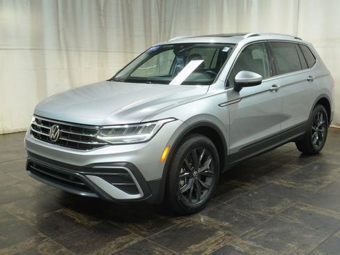 Used 2024 Volkswagen Tiguan SE AWD/4WD image 2