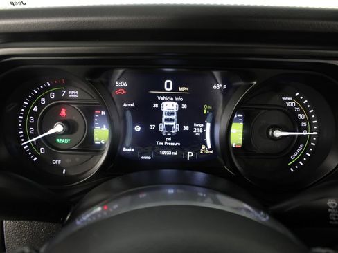 Used 2025 Jeep Wrangler Unlimited Sahara AWD/4WD image 11