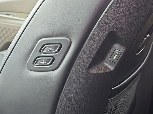 Used 2025 Kia Carnival EX FWD image 35